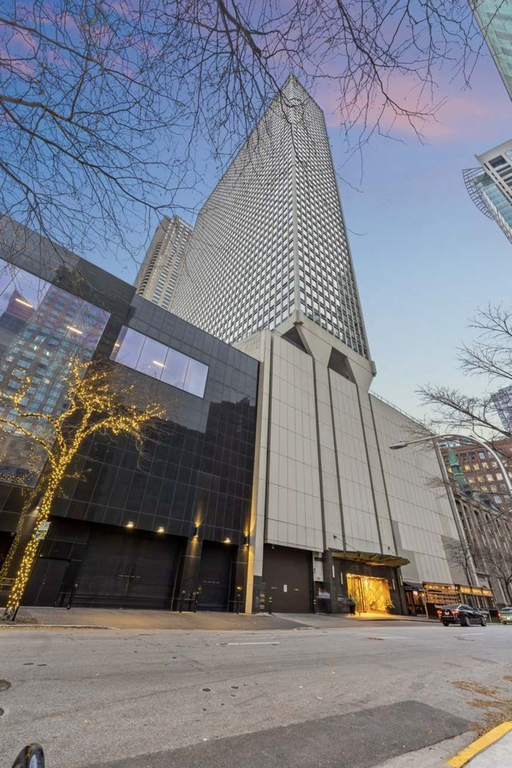 111 E Chestnut Street #28J, Chicago, IL 60611