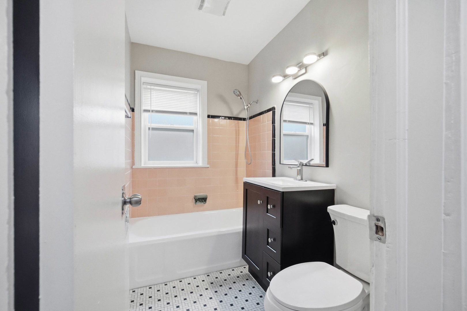 7524 N Ridge Boulevard #2W, Chicago, IL 60645