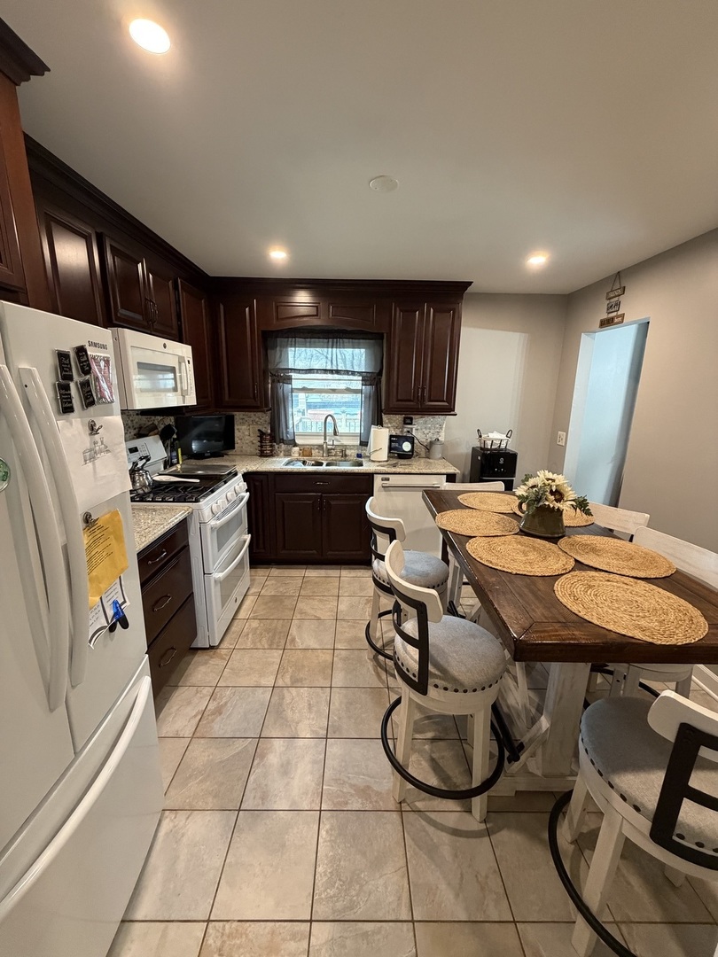 715 Lacy Avenue, Streamwood, IL 60107