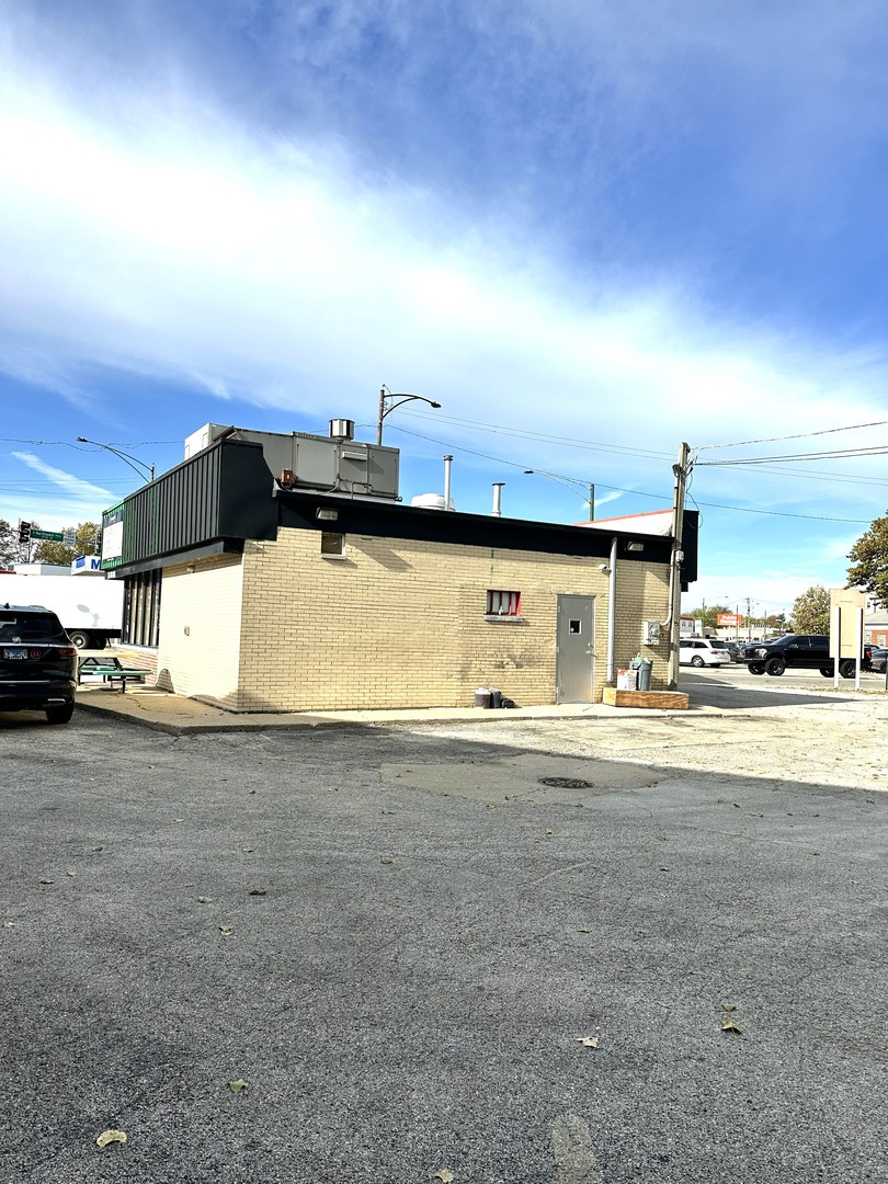 5725 N Northwest Highway, Chicago, IL 60630