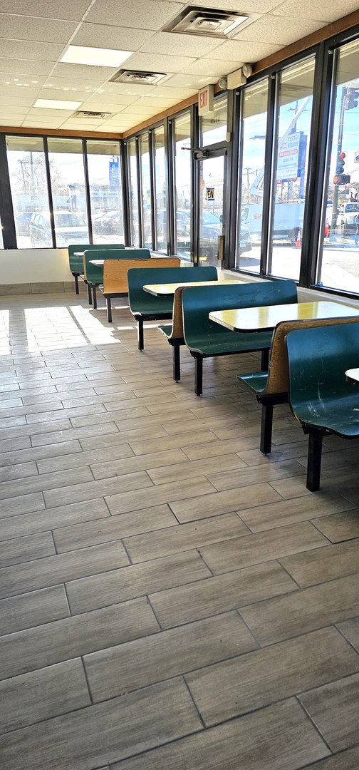 5725 N Northwest Highway, Chicago, IL 60630