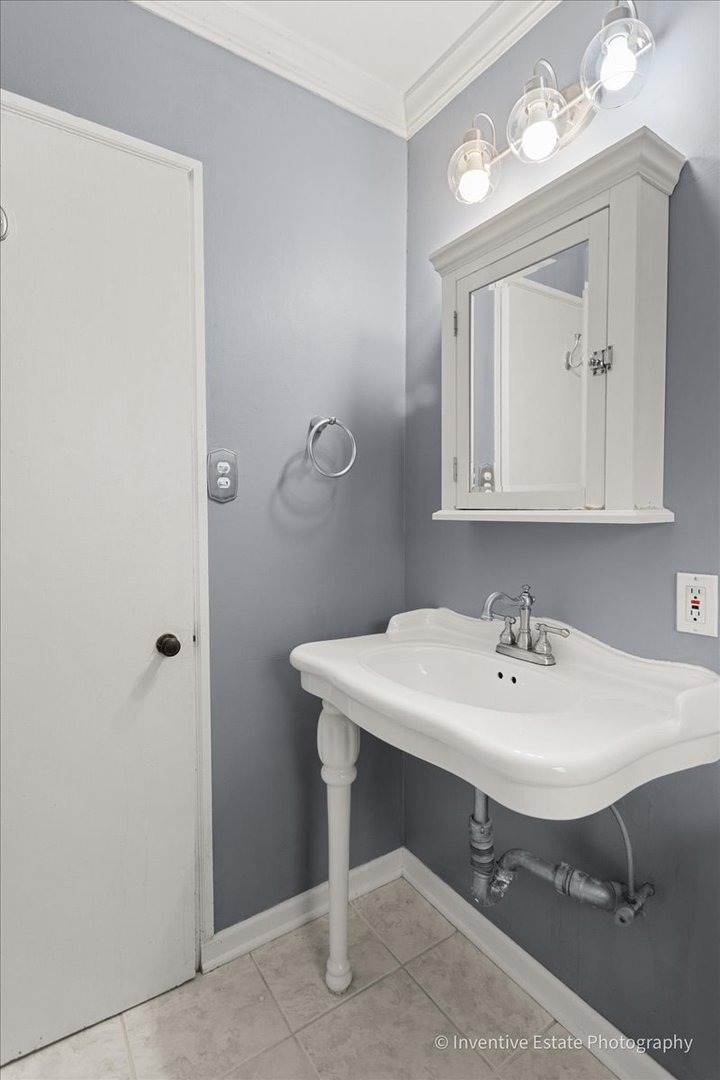 302 S Park Street, Westmont, IL 60559