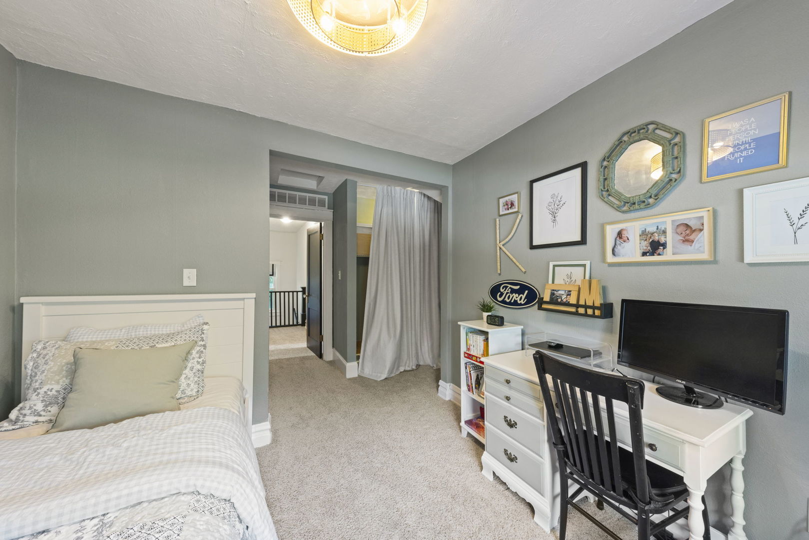 313 E Des Moines Street, Westmont, IL 60559