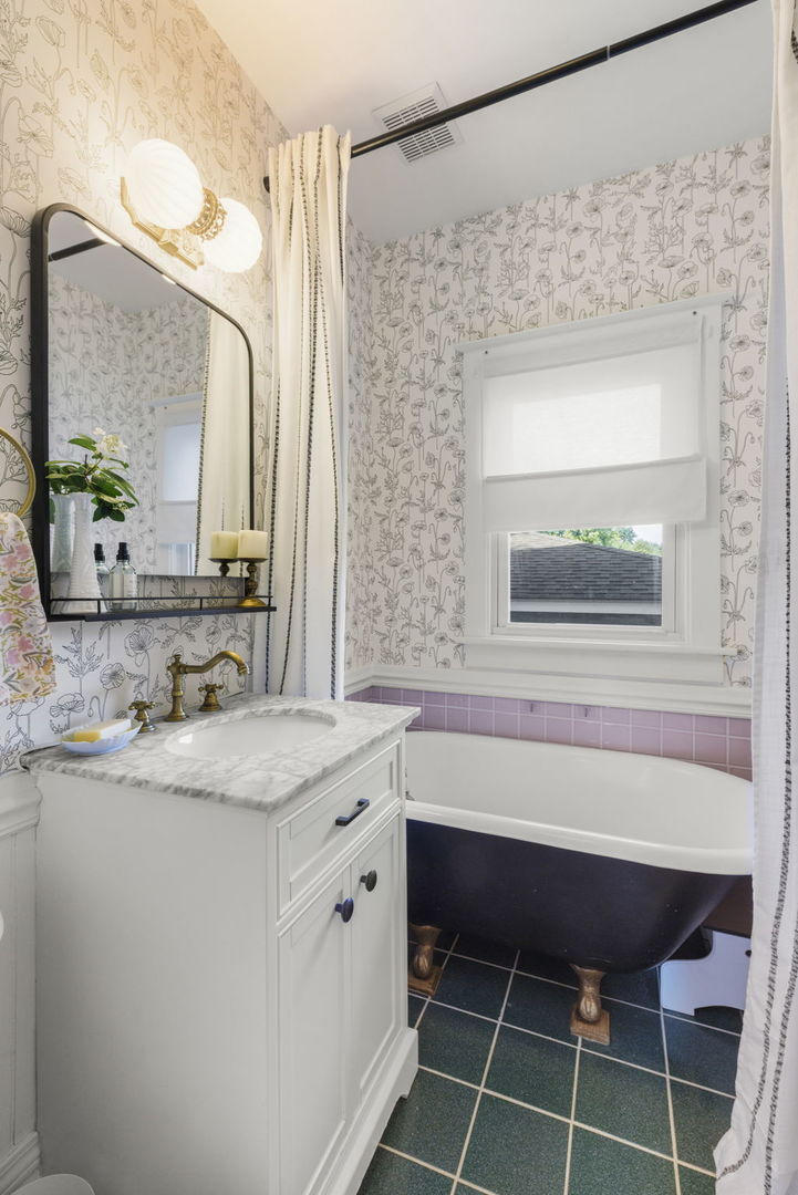 313 E Des Moines Street, Westmont, IL 60559