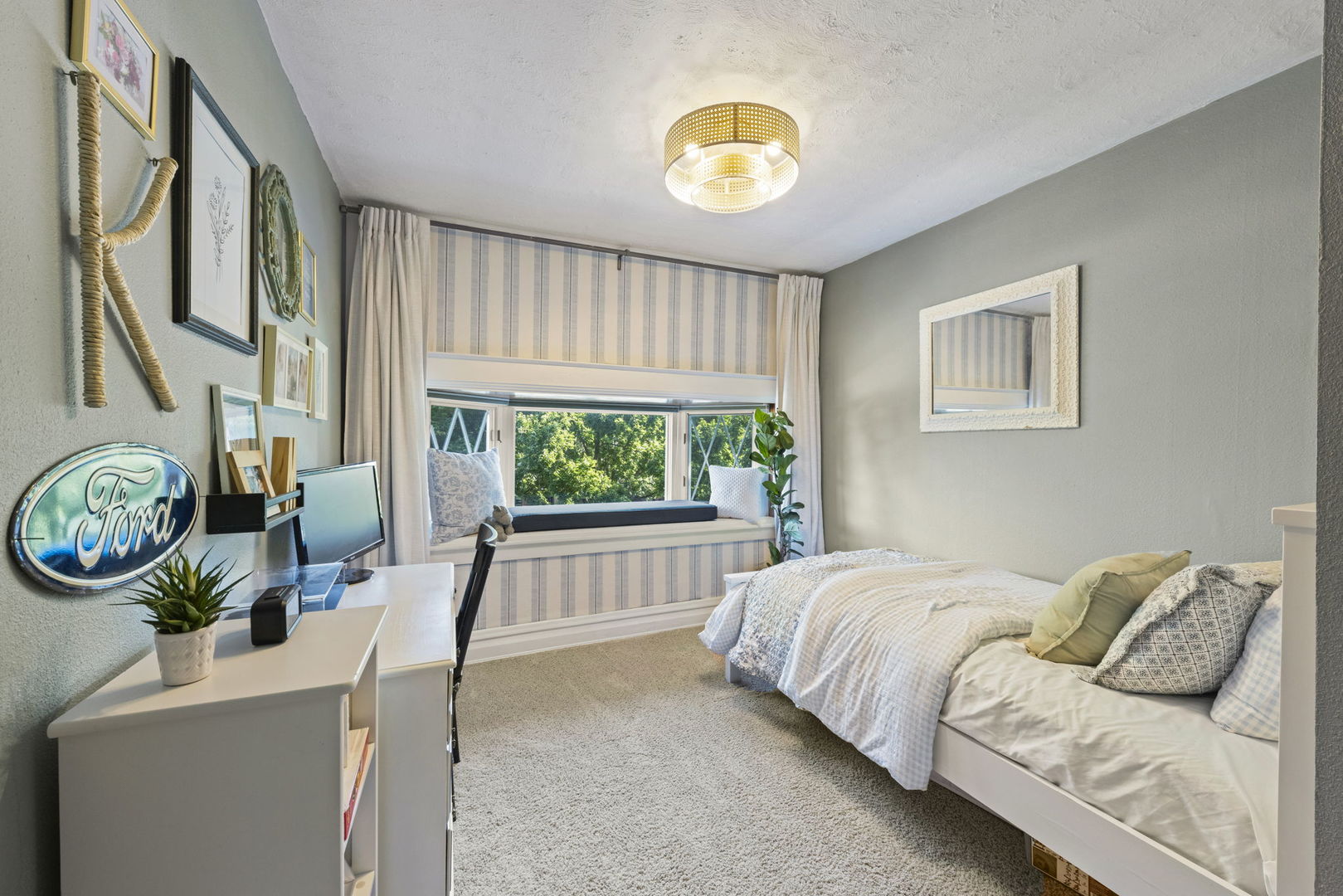 313 E Des Moines Street, Westmont, IL 60559