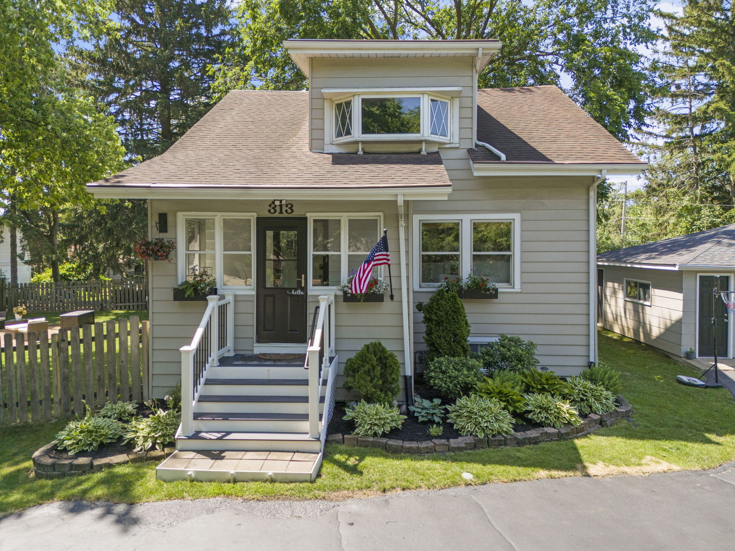 313 E Des Moines Street, Westmont, IL 60559