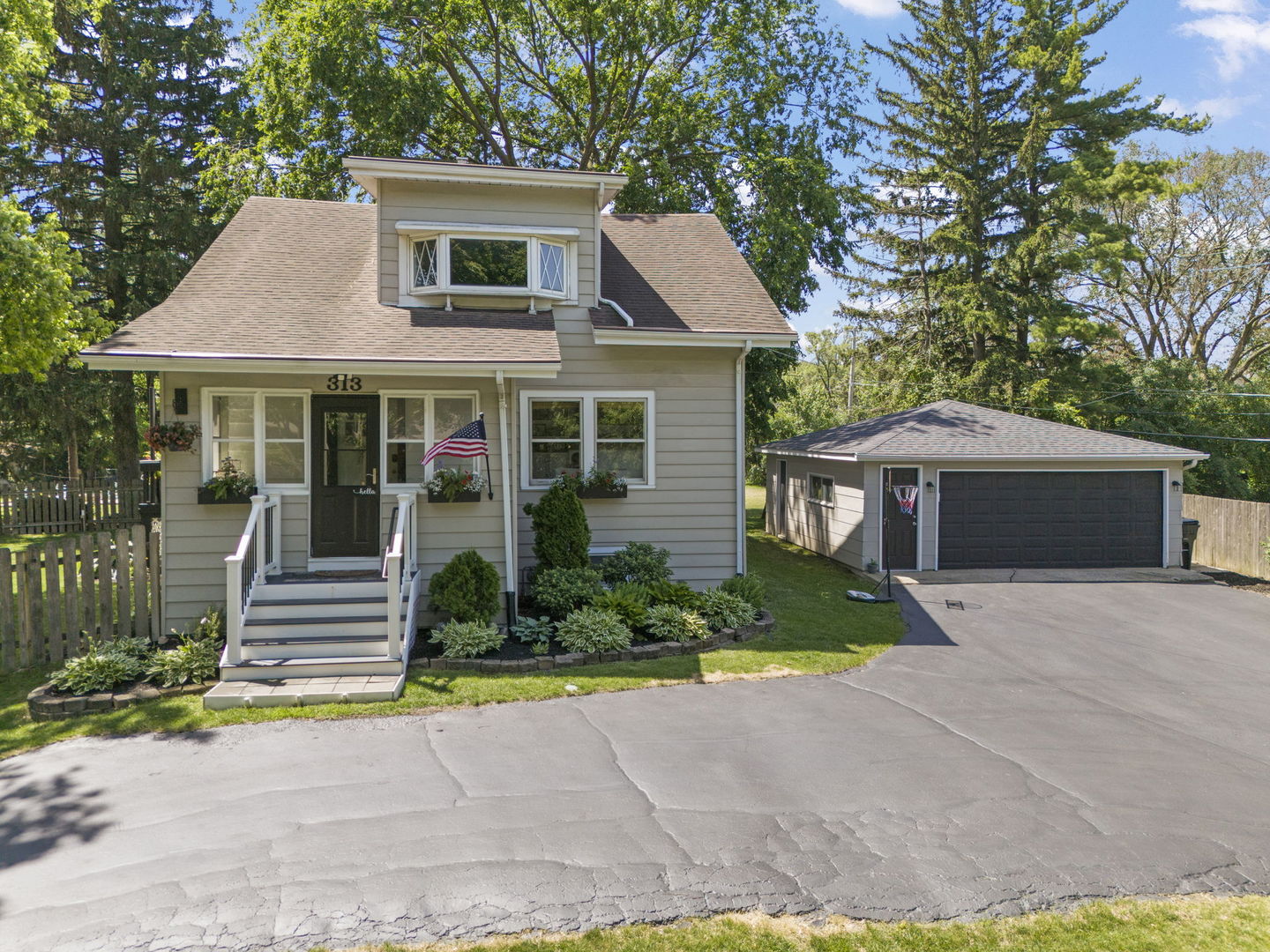 313 E Des Moines Street, Westmont, IL 60559