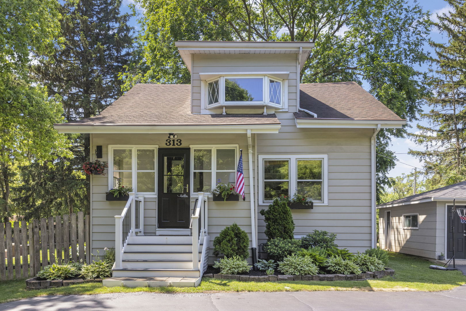 313 E Des Moines Street, Westmont, IL 60559