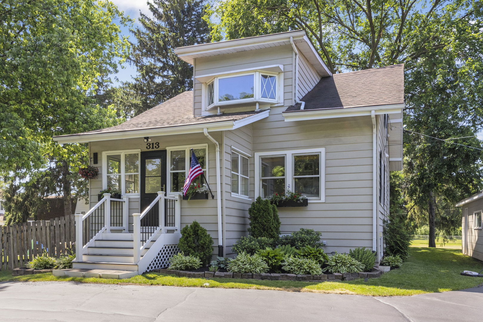 313 E Des Moines Street, Westmont, IL 60559