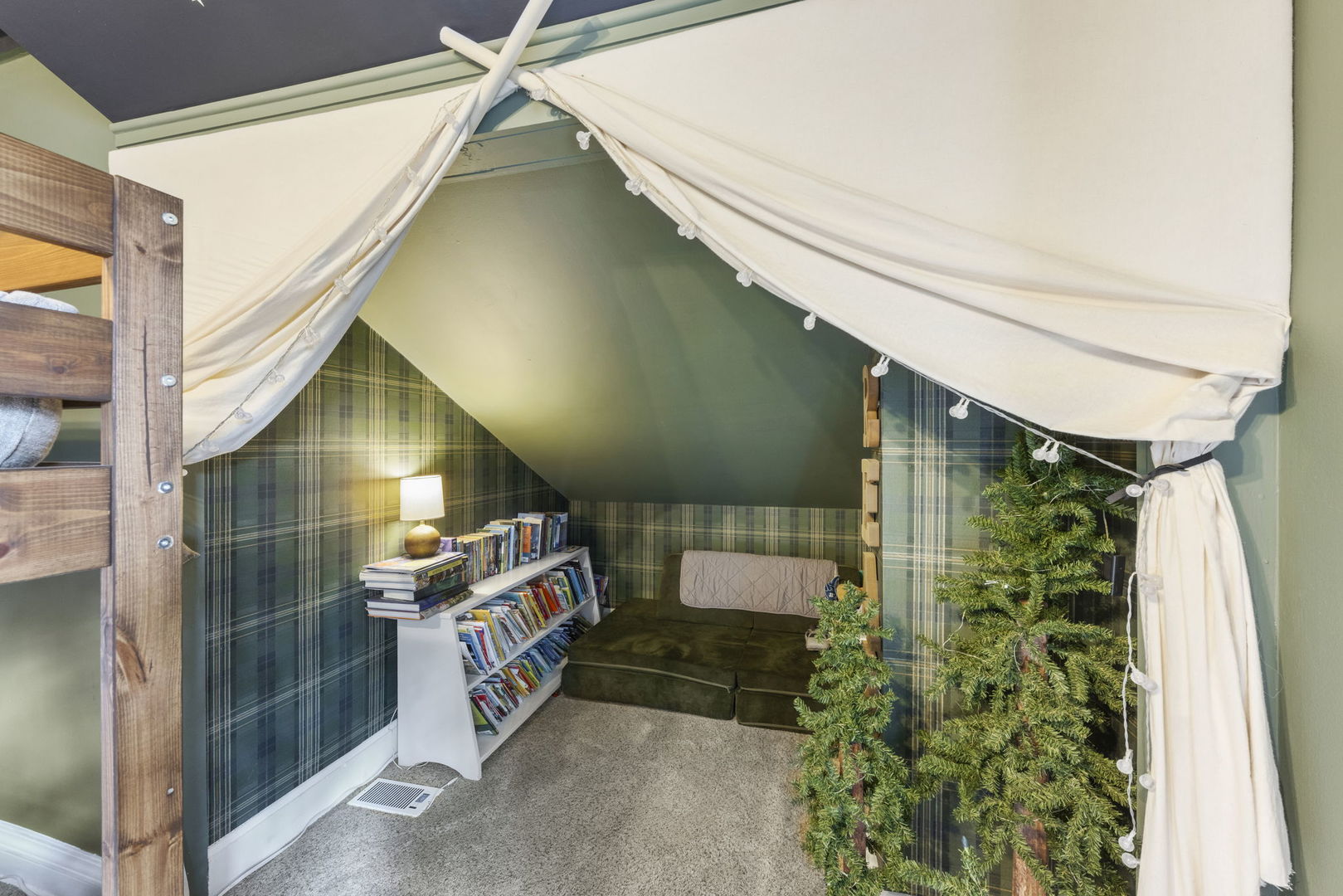 313 E Des Moines Street, Westmont, IL 60559