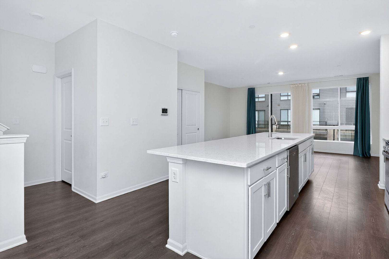 1276 Lakepointe Drive, Schaumburg, IL 60173