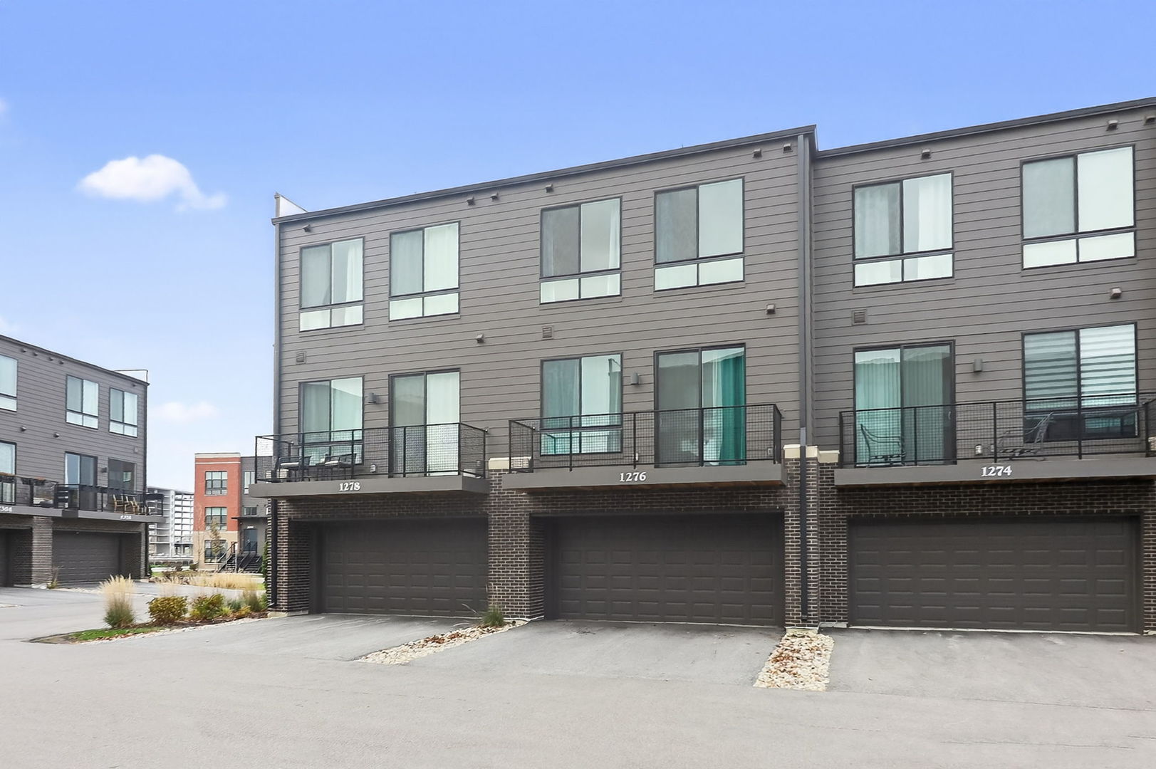 1276 Lakepointe Drive, Schaumburg, IL 60173