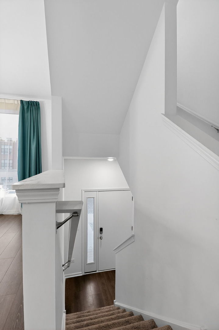 1276 Lakepointe Drive, Schaumburg, IL 60173