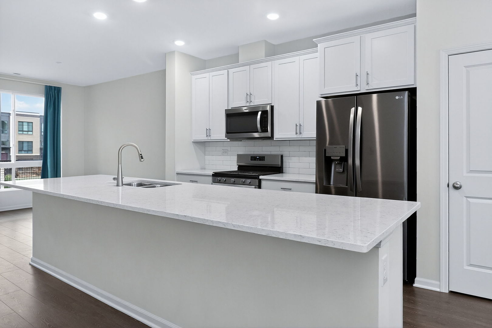 1276 Lakepointe Drive, Schaumburg, IL 60173