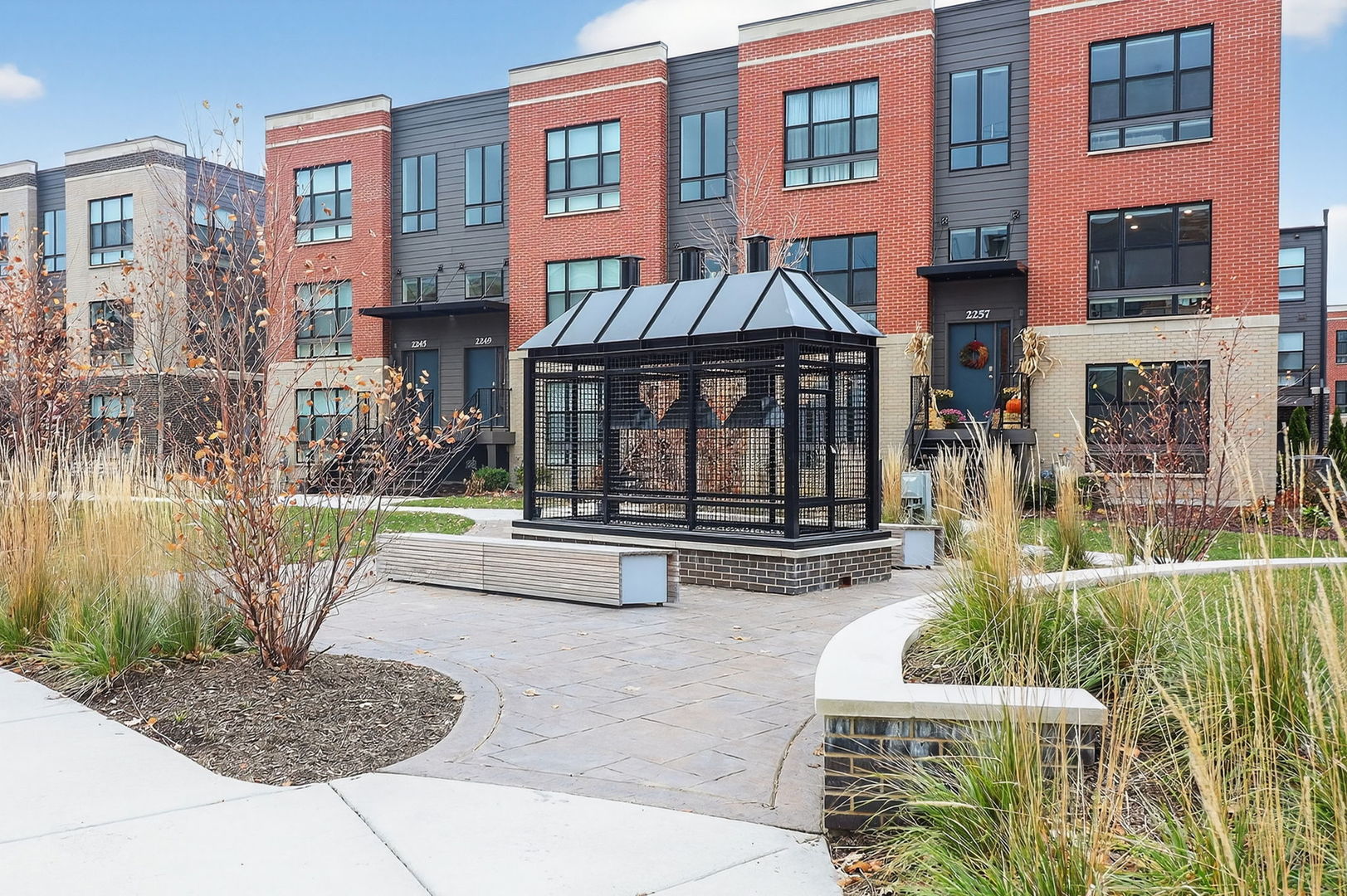 1276 Lakepointe Drive, Schaumburg, IL 60173