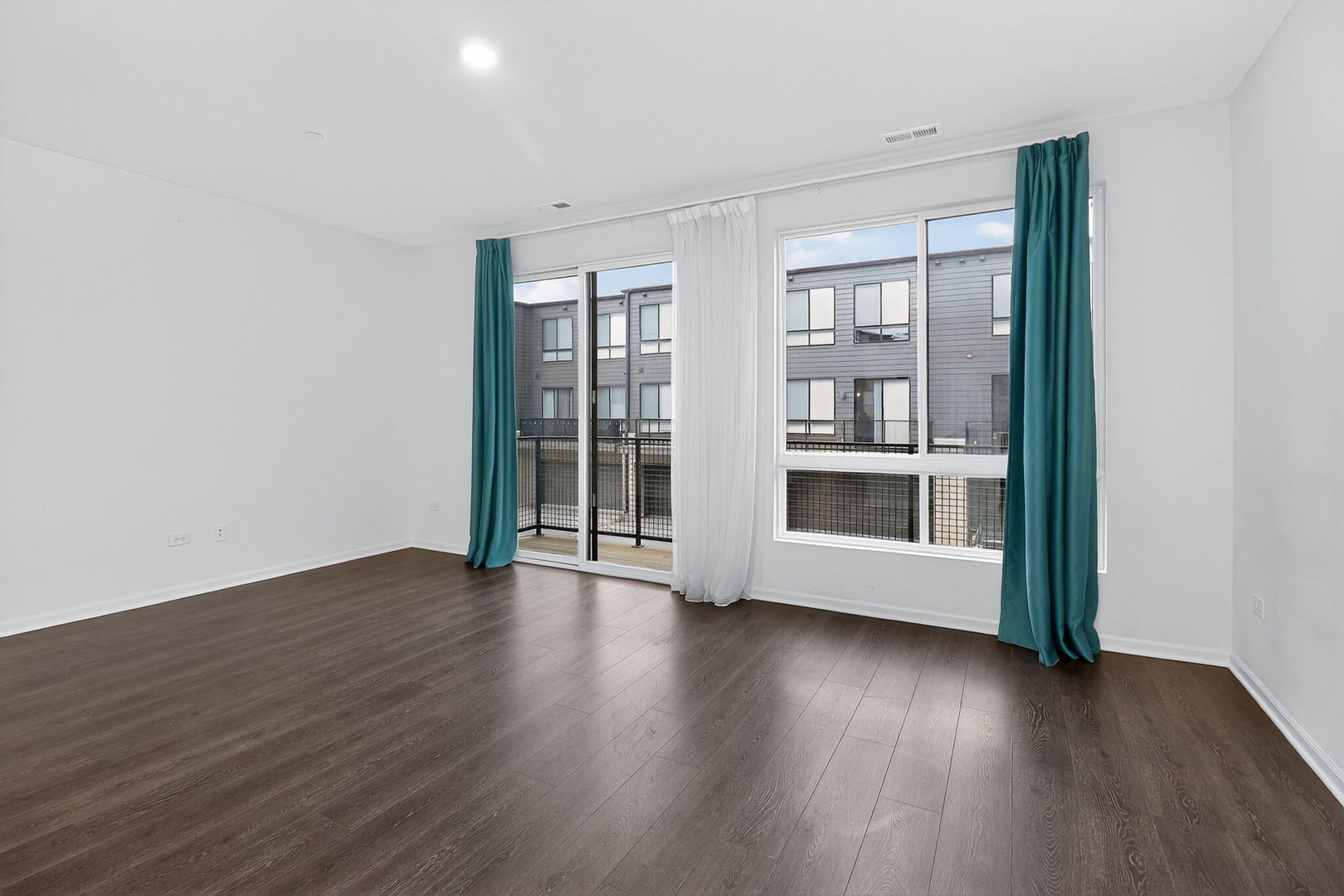 1276 Lakepointe Drive, Schaumburg, IL 60173