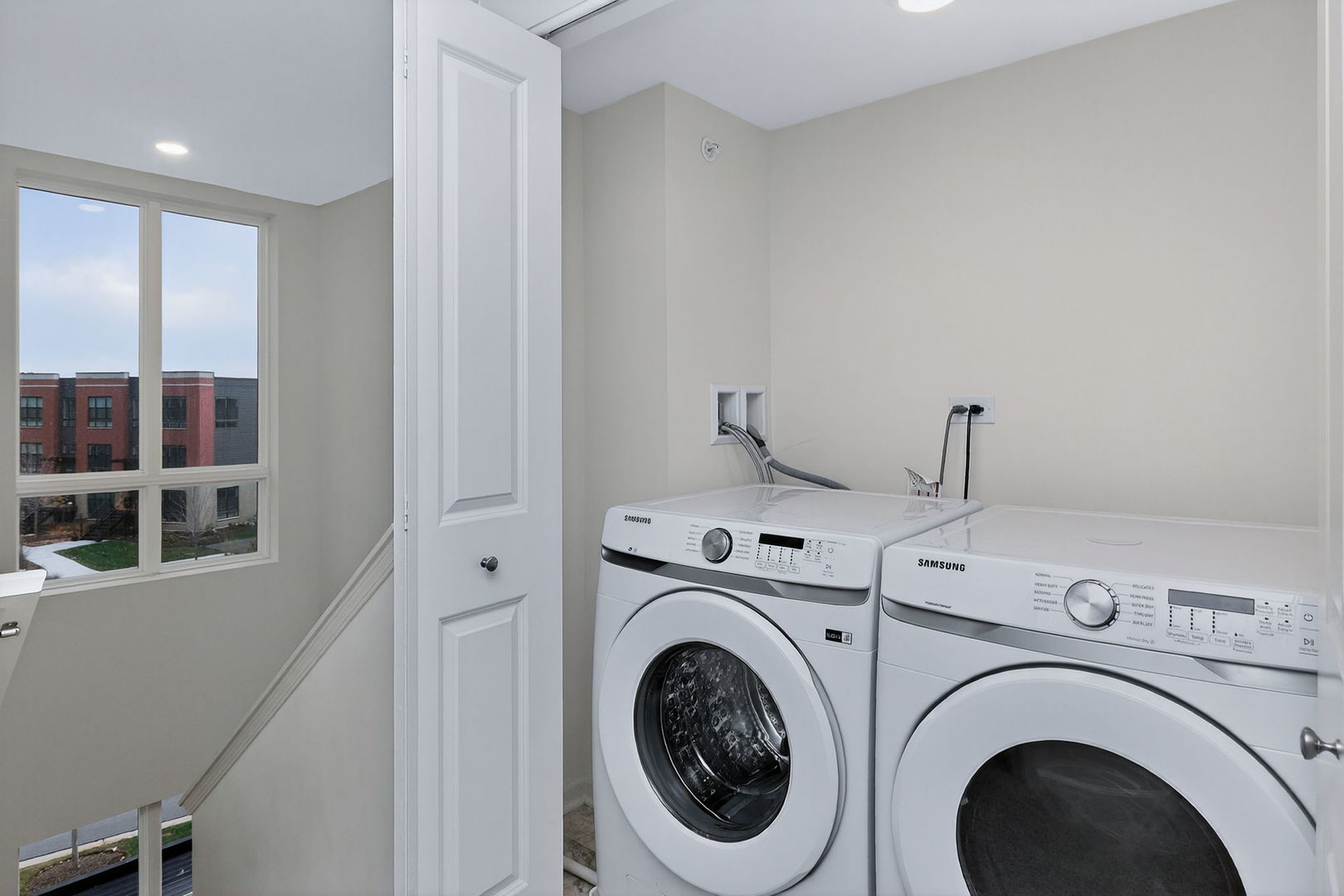 1276 Lakepointe Drive, Schaumburg, IL 60173