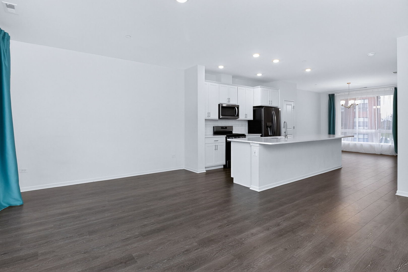 1276 Lakepointe Drive, Schaumburg, IL 60173