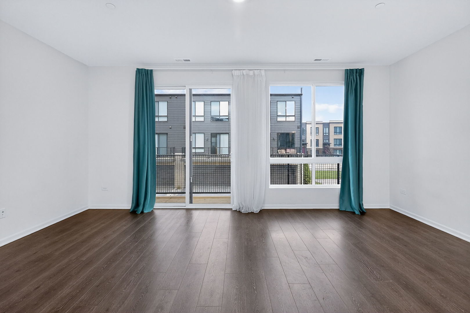 1276 Lakepointe Drive, Schaumburg, IL 60173