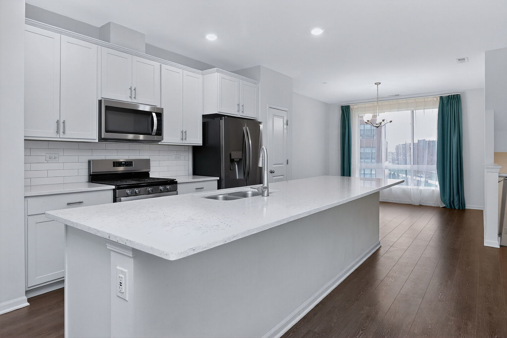 1276 Lakepointe Drive, Schaumburg, IL 60173