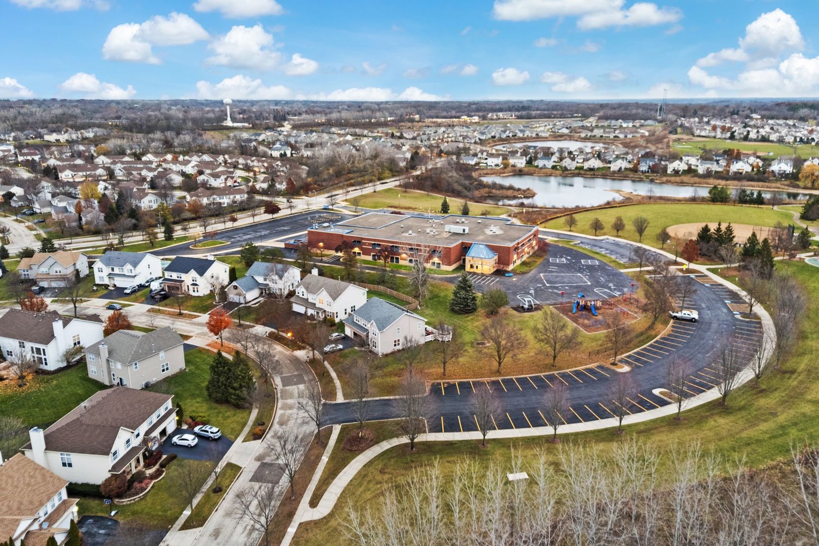 601 Lake Cornish Way, Algonquin, IL 60102