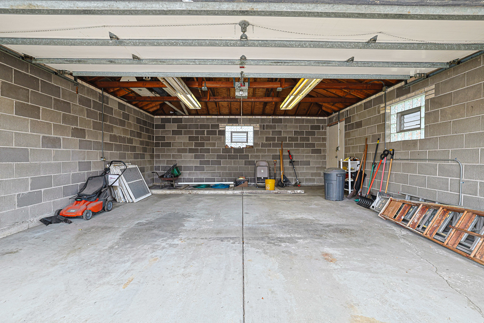 5556 S Tripp Avenue, Chicago, IL 60629