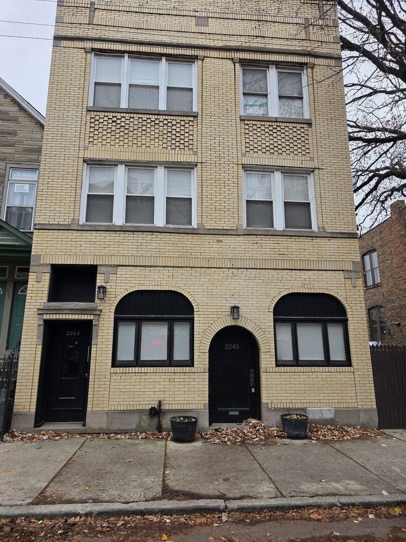 2243 W Belmont Avenue, Chicago, IL 60618