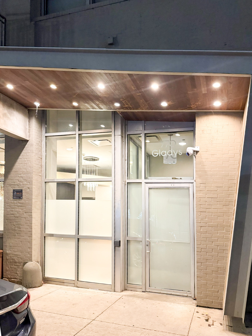 770 W Gladys Avenue #305, Chicago, IL 60661