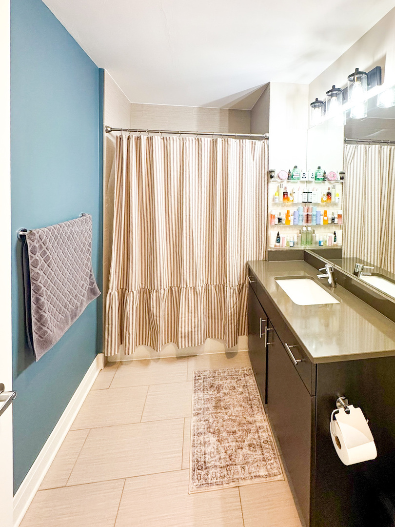 770 W Gladys Avenue #305, Chicago, IL 60661