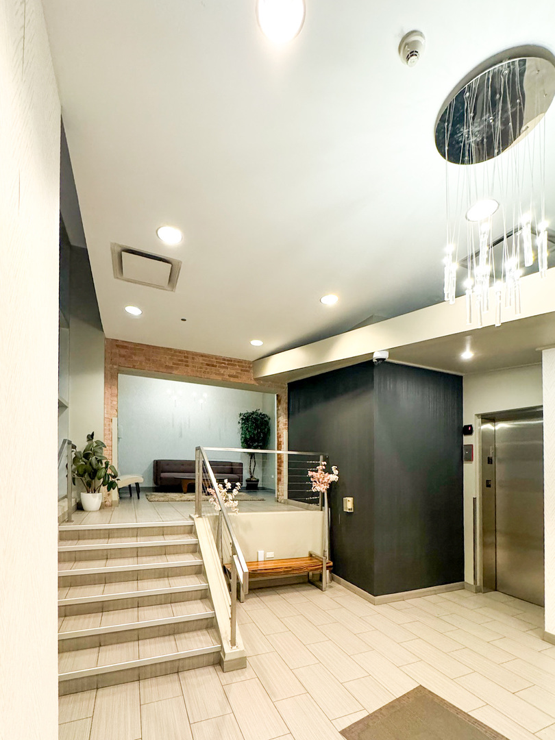 770 W Gladys Avenue #305, Chicago, IL 60661