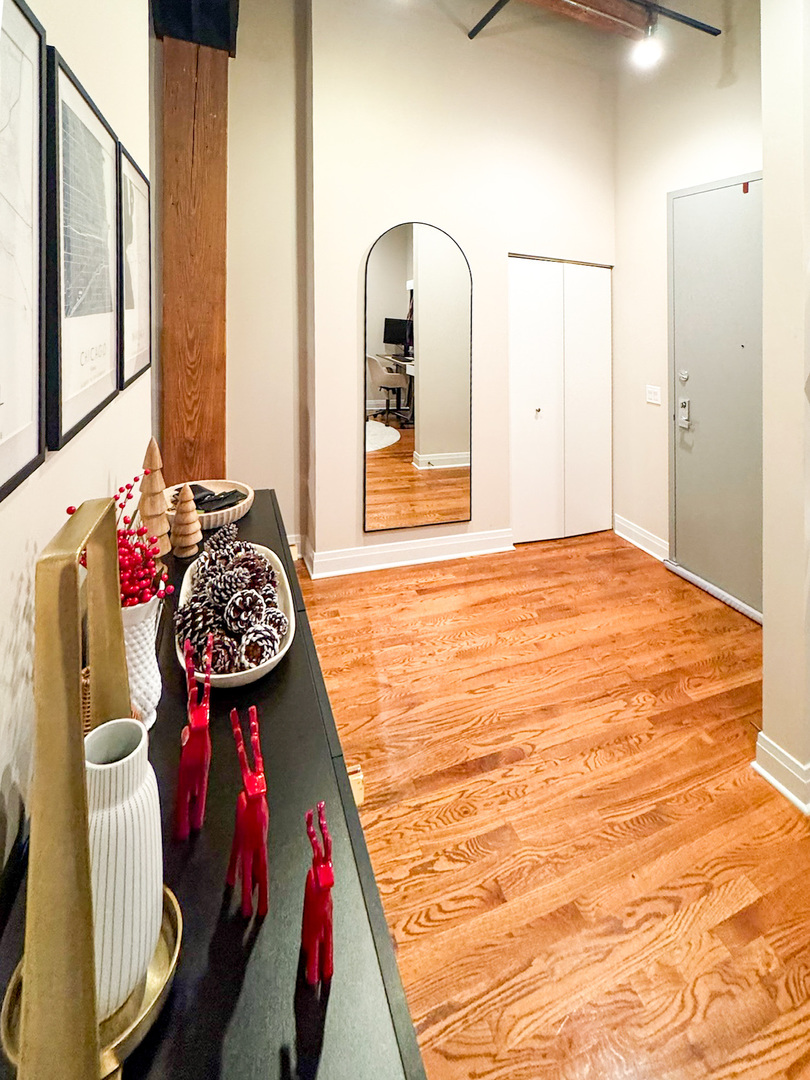 770 W Gladys Avenue #305, Chicago, IL 60661