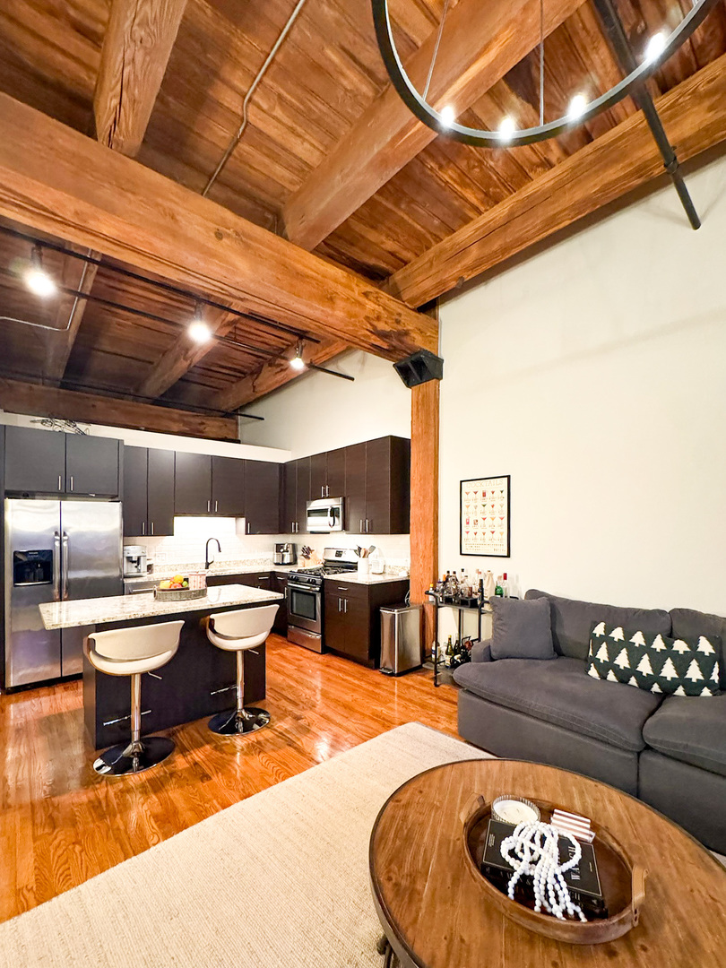 770 W Gladys Avenue #305, Chicago, IL 60661