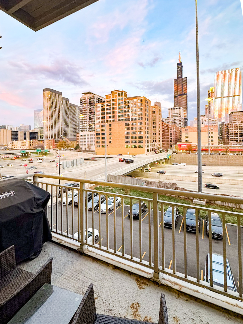 770 W Gladys Avenue #305, Chicago, IL 60661