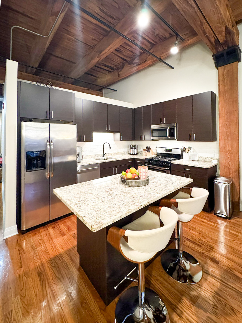 770 W Gladys Avenue #305, Chicago, IL 60661