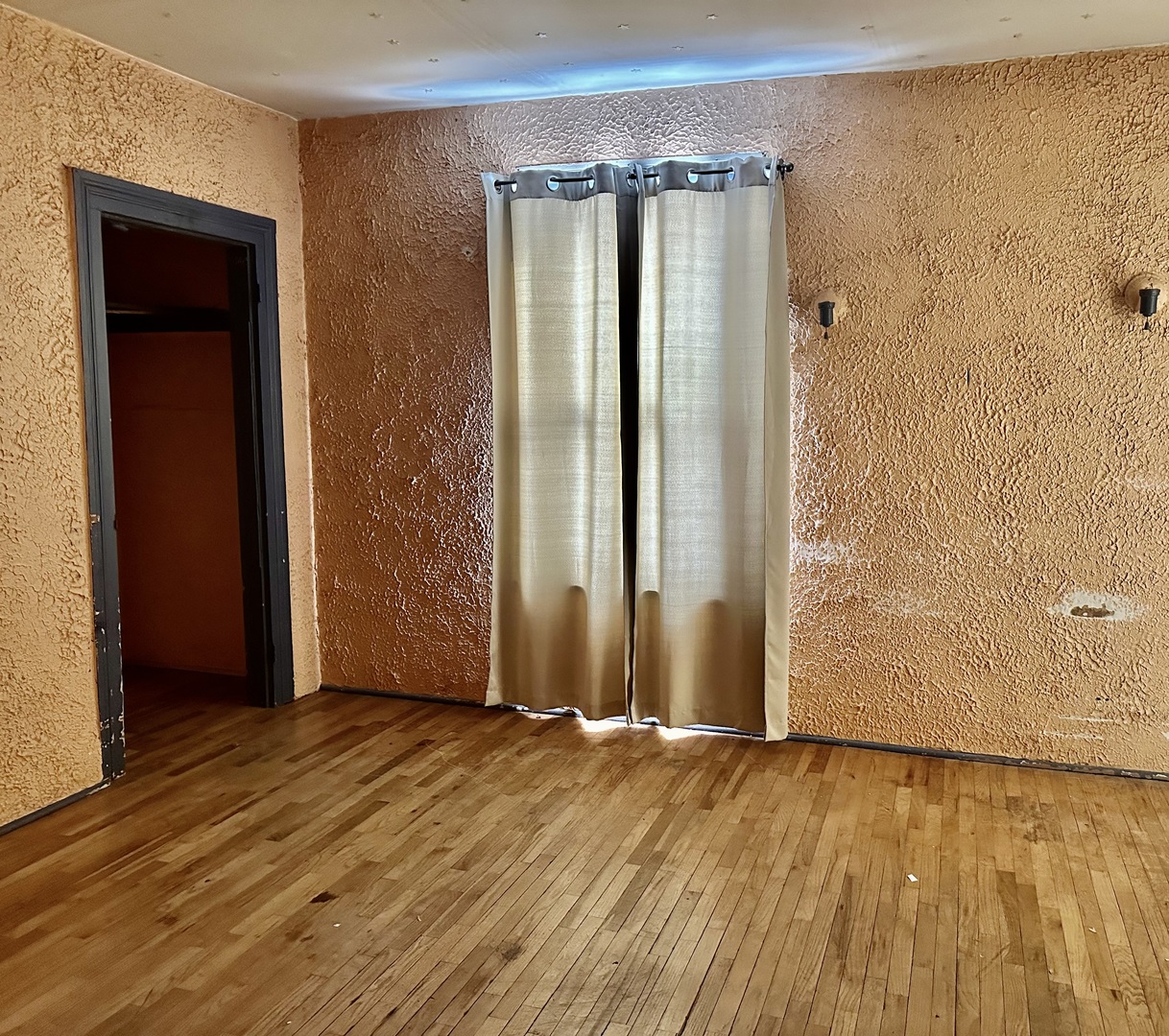 910 N Madison Street, Bloomington, IL 61701