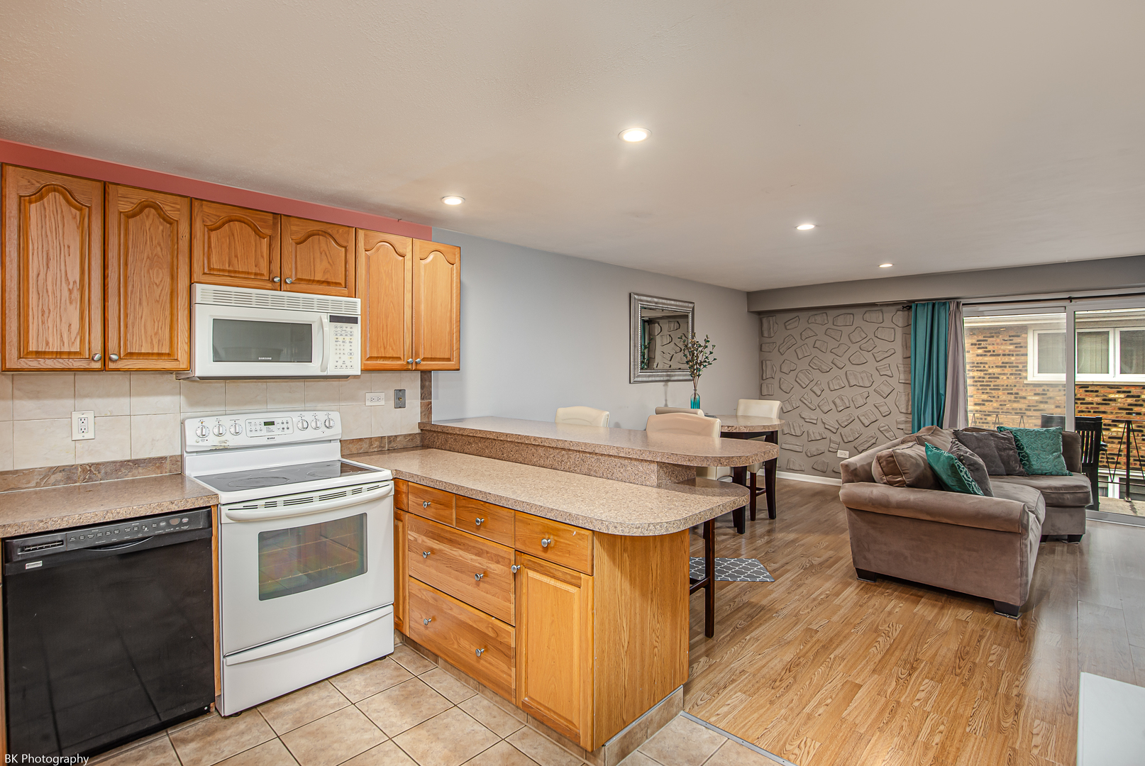 5840 W 77th Street #302, Burbank, IL 60459