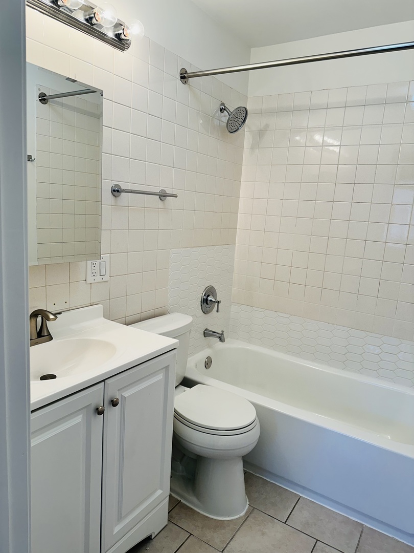 6734 W Dakin Street #2F, Chicago, IL 60634