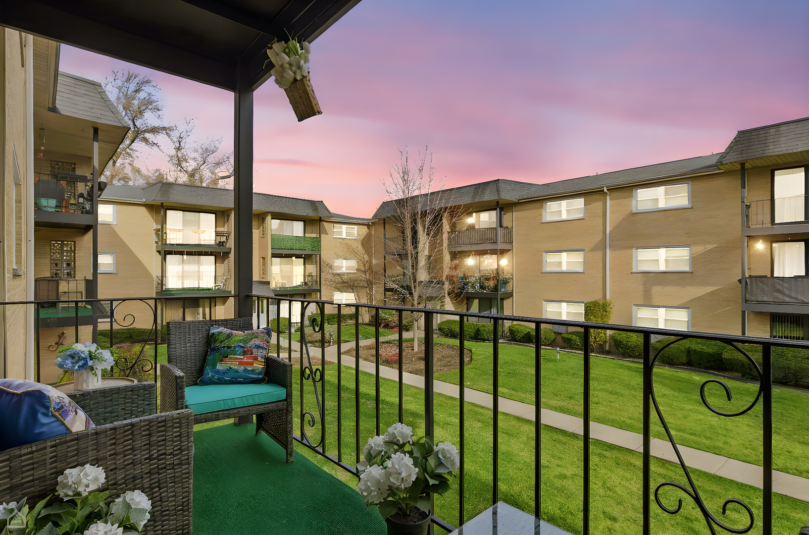 6568 W Roscoe Street #2N, Chicago, IL 60634