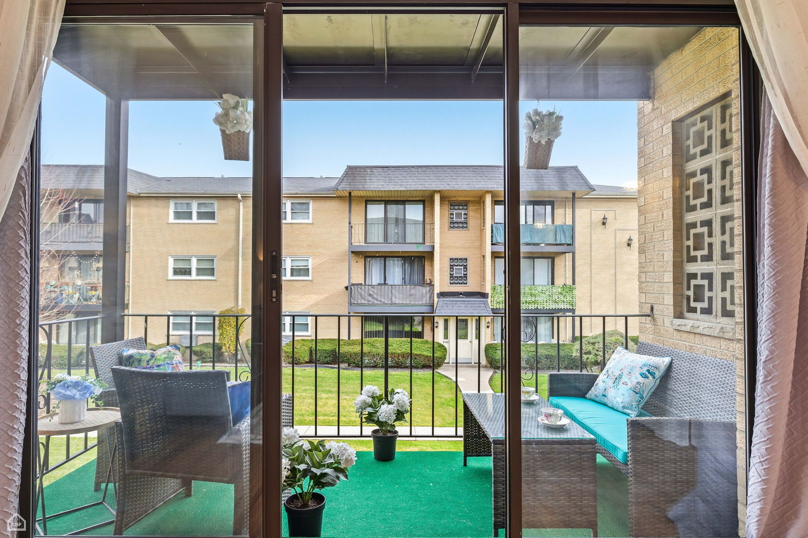 6568 W Roscoe Street #2N, Chicago, IL 60634