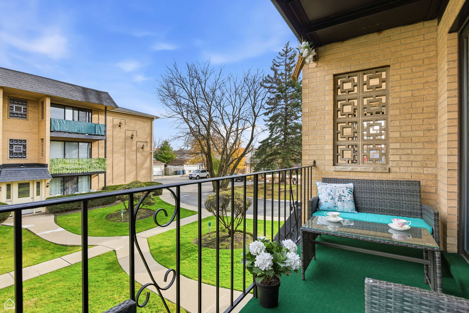 6568 W Roscoe Street #2N, Chicago, IL 60634