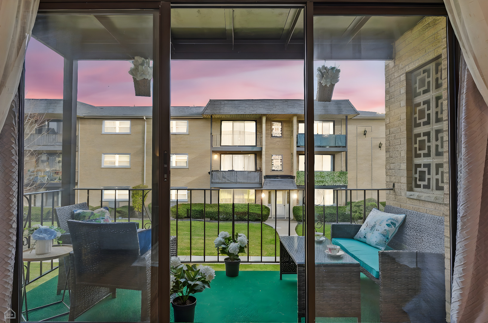 6568 W Roscoe Street #2N, Chicago, IL 60634