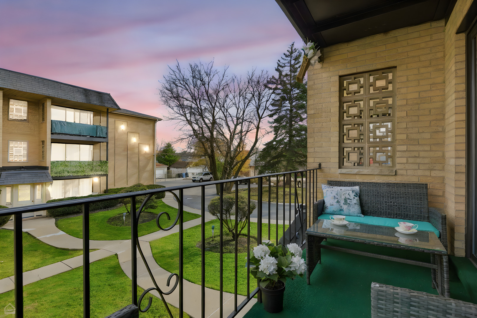 6568 W Roscoe Street #2N, Chicago, IL 60634