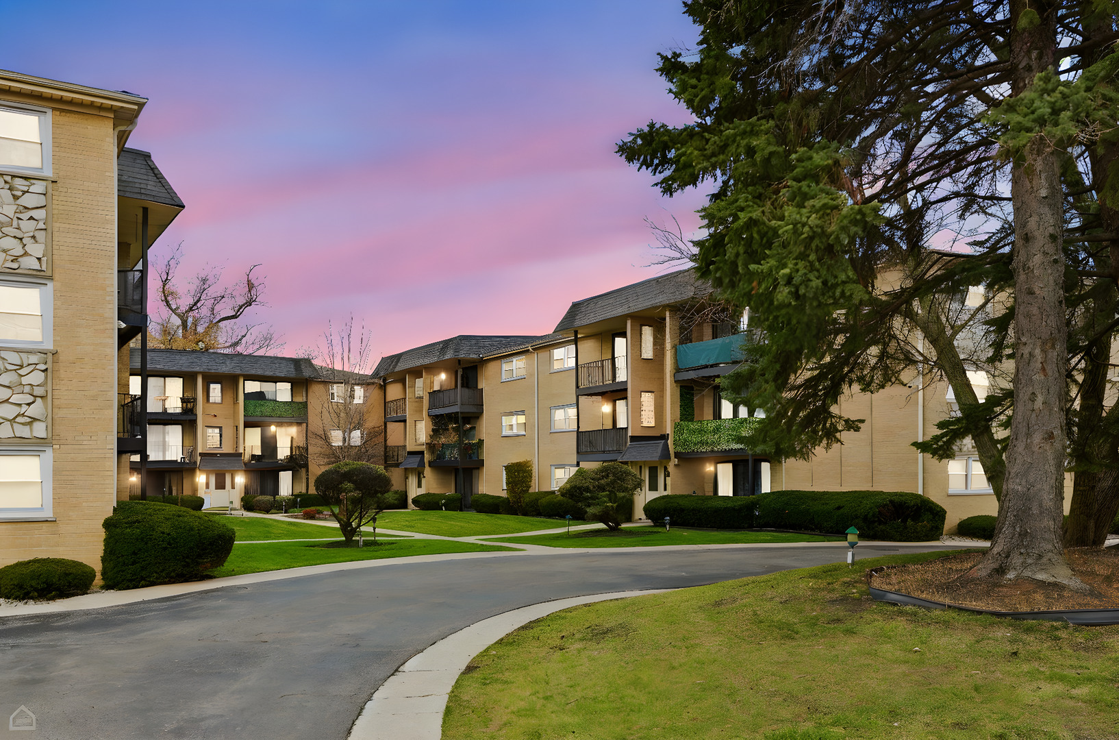 6568 W Roscoe Street #2N, Chicago, IL 60634