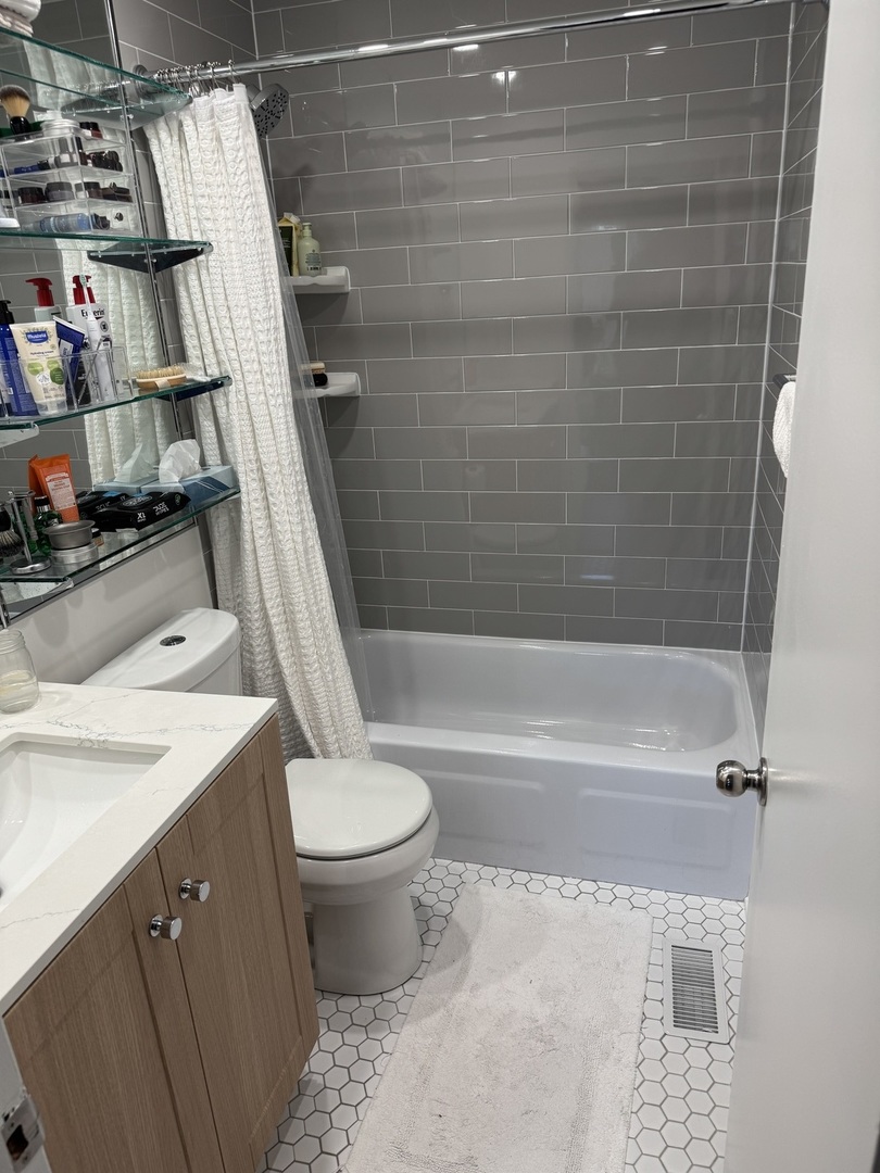 1701 Northfield Square #E, Winnetka, IL 60093