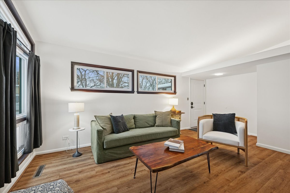 908 Holmes Avenue, Deerfield, IL 60015