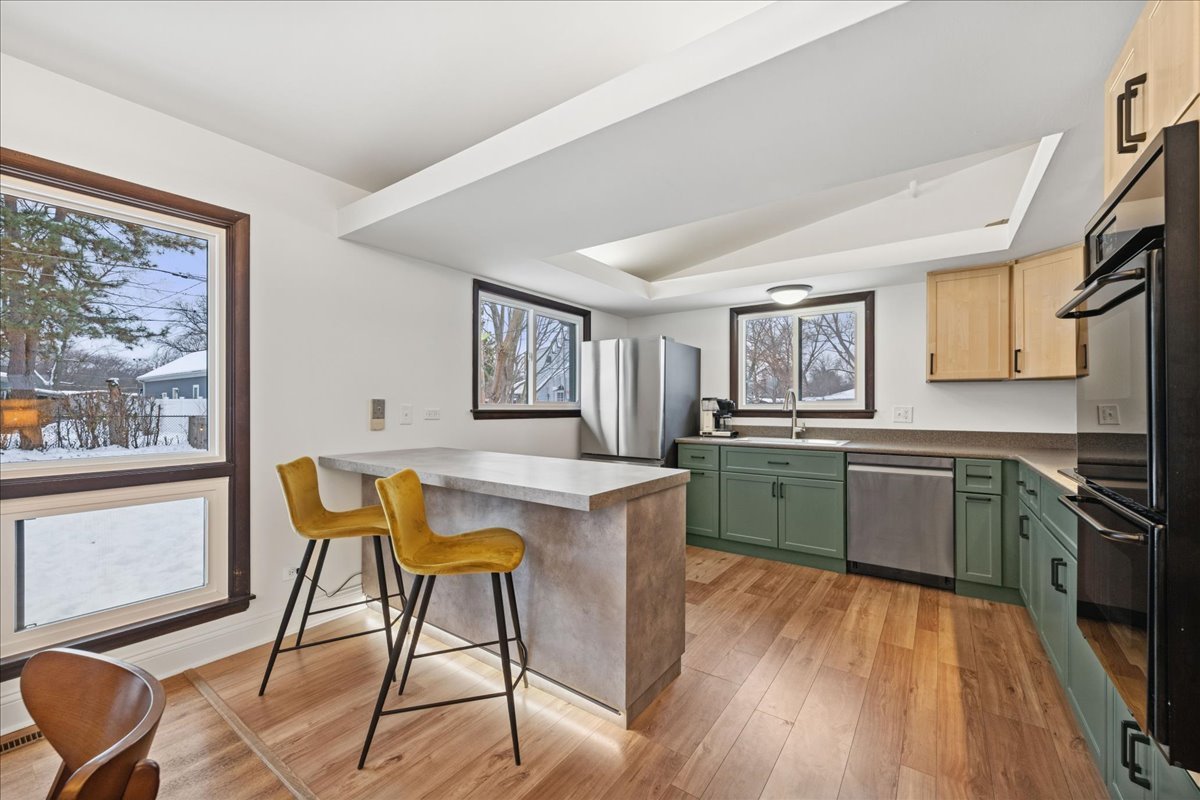 908 Holmes Avenue, Deerfield, IL 60015