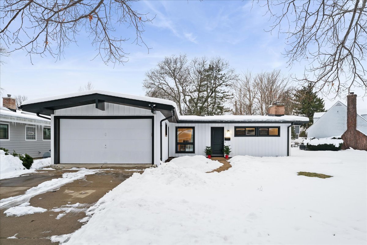 908 Holmes Avenue, Deerfield, IL 60015