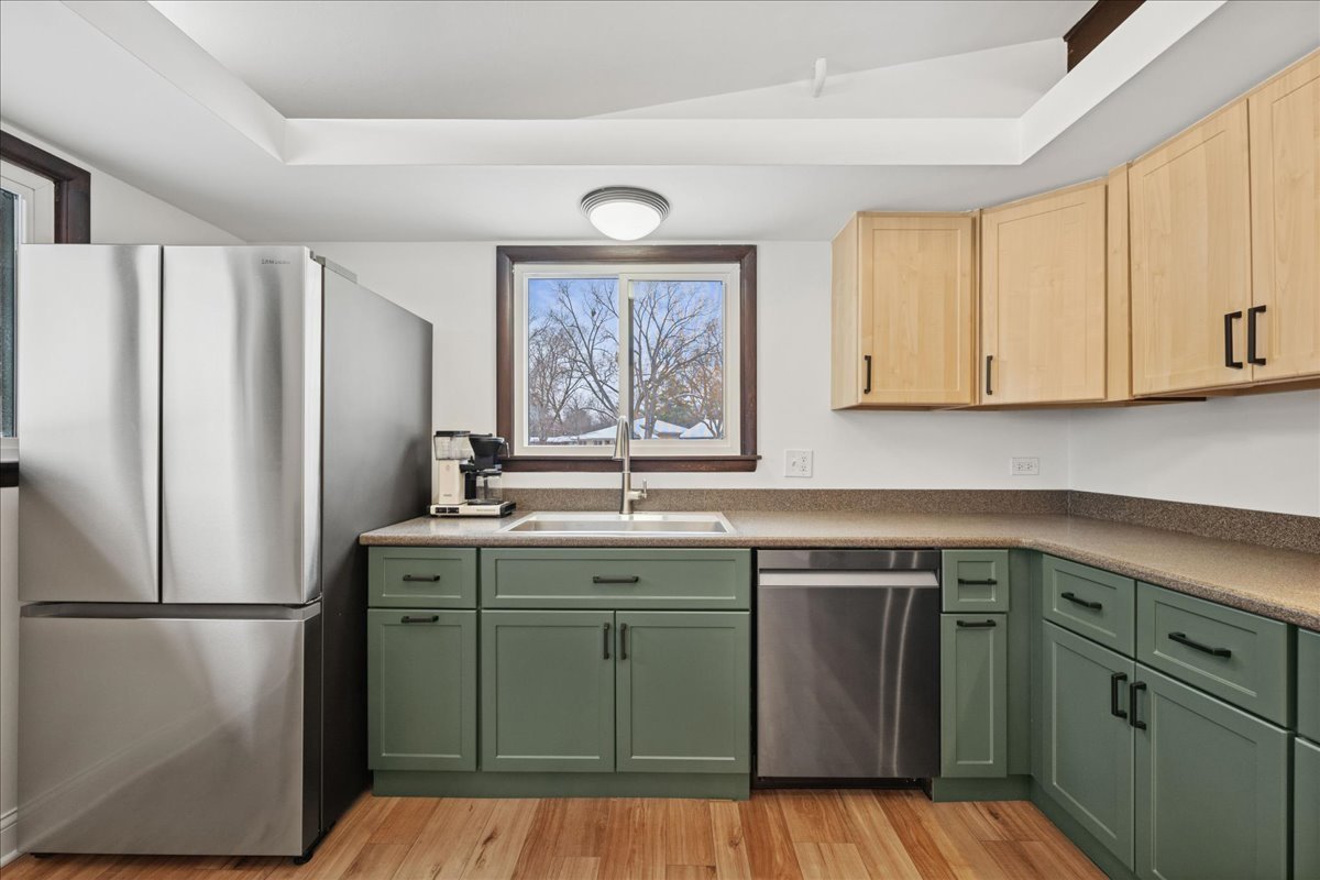 908 Holmes Avenue, Deerfield, IL 60015