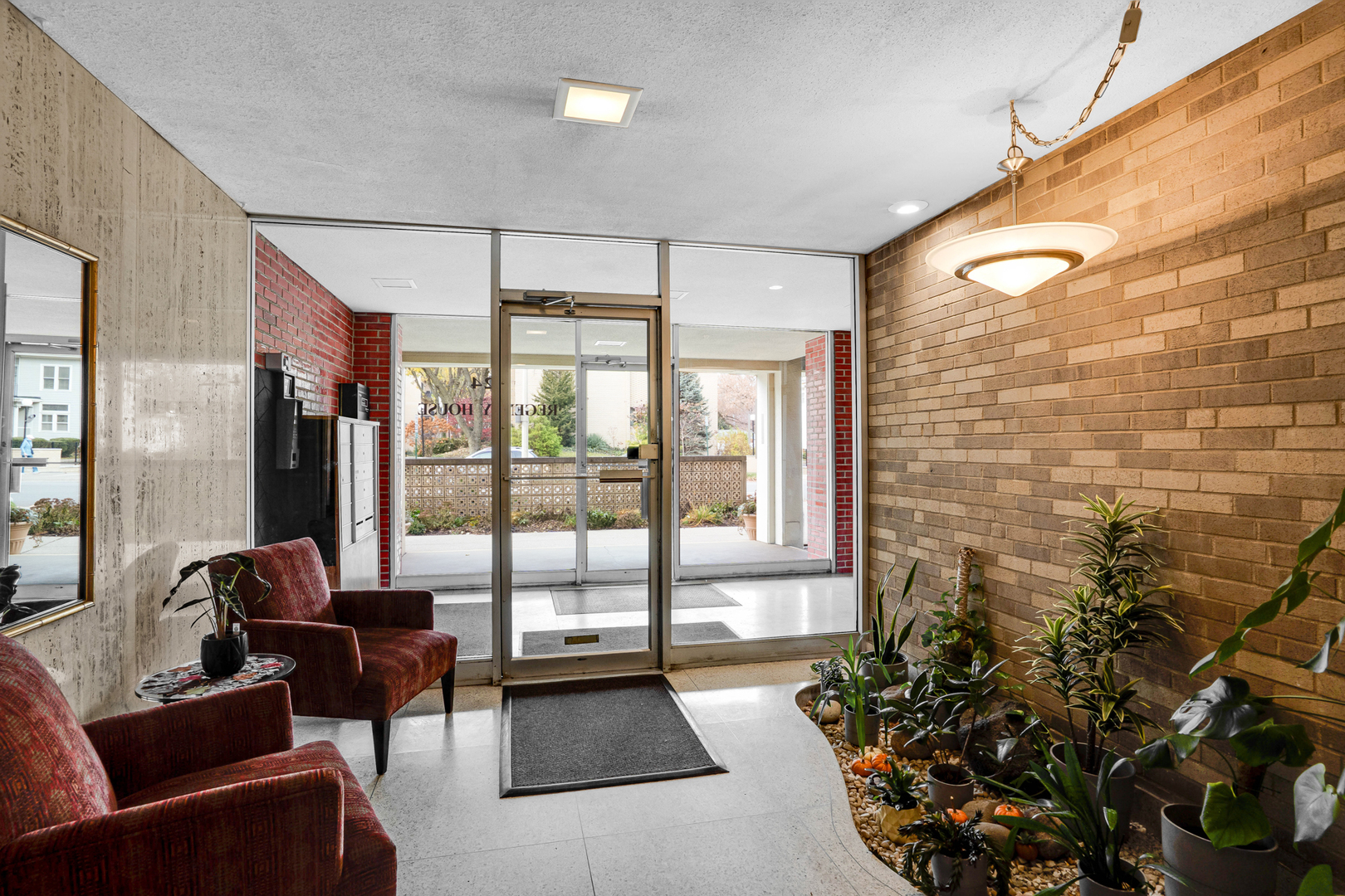 224 N Kenilworth Avenue #4D, Oak Park, IL 60302