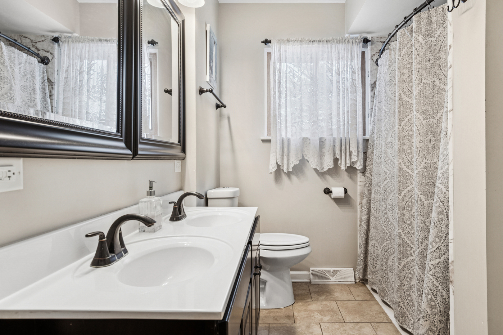 23W039 Hackberry Drive, Glen Ellyn, IL 60137